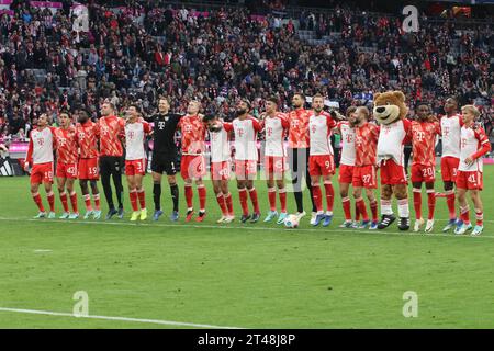 MÜNCHEN, Deutschland - 28. OKTOBER 2023: Feier des FcBayern nach 8:0 gegen den SV Darmstadt 98, Placers 1 Manuel neuer, Keeper, Torwart, 3 Minjae KIM, 4 Matthijs de LIGT, 6 Joshua Kimmich, 9 Harry KANE, 10 Leroy SANE, 11 Kingsley COMAN, 19 Alphonso DAVIES, 25 Thomas Müller, Müller, 27 Konrad LAIMER, 40 Noussair MAZRAOUI, 42 Jamal MUSIALA, 18 Daniel PERETZ (Ersatztorwart), 26 Sven ULREICH (Ersatztorwart), 13 Eric Maxim CHOUPO-MOTING, 20 Bouna SARR, 39 Mathys TEL, 41 Frans KRÄTZIG, KRAETZIG, 45 Aleksandar PAVLOVIC und das FcBayern-Maskottchen Bernie nach dem Bundesliga-Fußball-Spiel zwischen den beiden Stockfoto