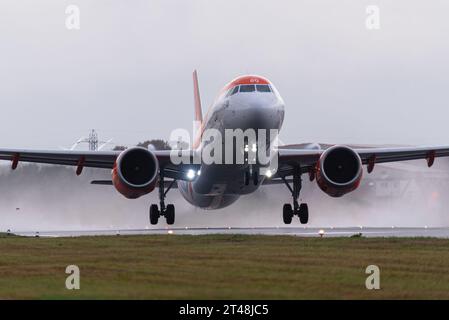 Flughafen London Southend, Essex, Großbritannien. Oktober 2023. Ein easyJet Airbus A320 ist von einem nassen und trüben Flughafen London Southend in Richtung Flughafen Alicante-Elche in Spanien abgeflogen, um die Strecke nach der Einstellung der Flüge aufgrund der COVID-Pandemie wieder aufzunehmen. Der Flughafen Essex hat sich langsam von der Pandemie erholt, aber da easyJet auch am selben Tag einen Paris-Dienst einführt, sieht die Zukunft für den Flughafen, der noch immer von den derzeitigen Betreibern Esken Ltd. Verkauft wird, besser aus Flüge nach Faro, Amsterdam, Malaga und Palma de Mallorca Stockfoto