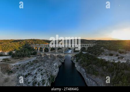 Blick auf den Pont du Gard, ein altes römisches Aquädukt in Frankreich, Occitanie, Pont du Gard, Provence, Gard, Languedoc-Roussillon. Stockfoto