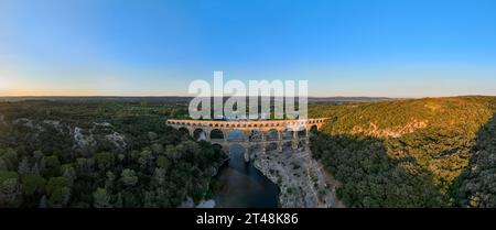 Blick auf den Pont du Gard, ein altes römisches Aquädukt in Frankreich, Occitanie, Pont du Gard, Provence, Gard, Languedoc-Roussillon. Stockfoto
