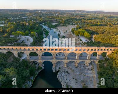 Blick auf den Pont du Gard, ein altes römisches Aquädukt in Frankreich, Occitanie, Pont du Gard, Provence, Gard, Languedoc-Roussillon. Stockfoto