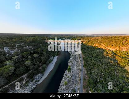 Blick auf den Pont du Gard, ein altes römisches Aquädukt in Frankreich, Occitanie, Pont du Gard, Provence, Gard, Languedoc-Roussillon. Stockfoto