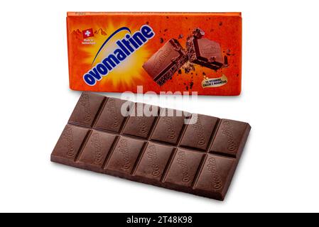 Italien - 22. August 2023: Ovomaltine Milchschokolade, typische orangene Verpackung in der Nähe von Tafel isoliert auf weiß mit Schneidepfad inklusive. Schweizer Produkte Stockfoto
