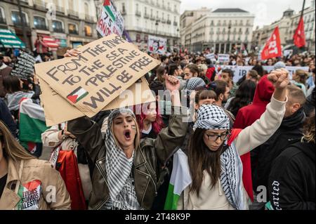 Madrid, Spanien. Oktober 2023. Menschen mit Plakaten, die während einer Demonstration zur Unterstützung Palästinas schreien. Die palästinensische Gemeinschaft in Madrid ist auf die Straße gegangen, um ihre Unterstützung für das palästinensische Volk zu zeigen und gegen die Angriffe Israels auf den Gazastreifen zu protestieren. Nach einem tödlichen Angriff der Hamas im Süden Israels am 7. Oktober hat Israel intensive Luftangriffe durchgeführt, während er eine mögliche Bodeninvasion im Gazastreifen in Betracht zieht. Quelle: Marcos del Mazo/Alamy Live News Stockfoto