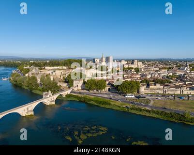 Avignon, Frankreich - 16. Juli 2022: Brücke Pont Saint Benezet und Panoramablick auf die Rhone in Avignon. Avignon ist eine Stadt an der Rhone in so Stockfoto
