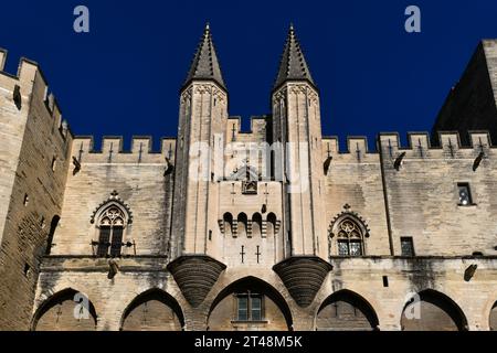 Palast der Päpste, einst Festung und Palast, eines der größten und wichtigsten mittelalterlichen gotischen Gebäude in Europa in Avignon, Frankreich. Stockfoto