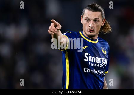 Milan Djuric von Hella Verona FC gibt Gesten während des Fußballspiels der Serie A zwischen Juventus FC und Hellas Verona FC. Stockfoto