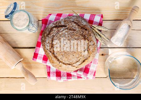 Starter-Sauerteig (fermentierte Mischung aus Wasser und Mehl als Sauerteig zum Brotbacken). Das Konzept einer gesunden Ernährung Stockfoto