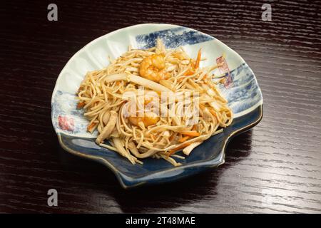 Yaki Soba Japanische Nudeln gebraten mit Garnelen Stockfoto