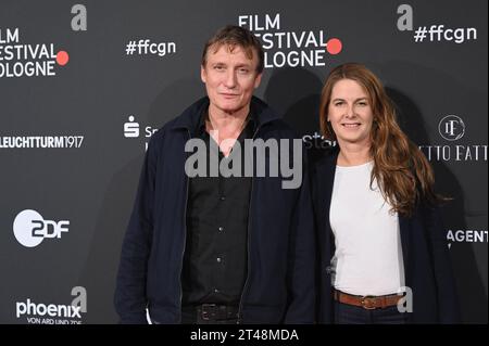 Schauspieler Oliver Masucci und Partnerin Tanit Koch kommt zu der Veranstaltung der Film Festival Cologne Awards *** Schauspieler Oliver Masucci und Partner Tanit Koch kommen zur Veranstaltung der Film Festival Cologne Awards Credit: Imago/Alamy Live News Stockfoto
