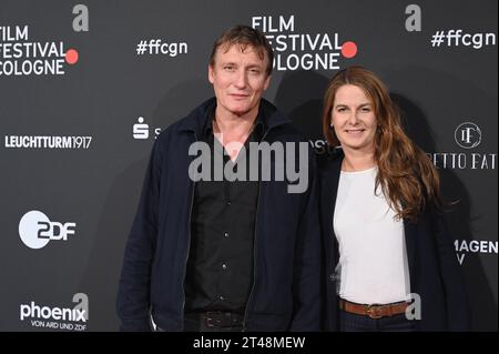 Schauspieler Oliver Masucci und Partnerin Tanit Koch kommt zu der Veranstaltung der Film Festival Cologne Awards *** Schauspieler Oliver Masucci und Partner Tanit Koch kommen zur Veranstaltung der Film Festival Cologne Awards Credit: Imago/Alamy Live News Stockfoto