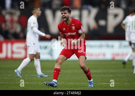 ENSCHEDE - Robin Propper vom FC Twente feiert den Sieg beim niederländischen Eredivisie-Spiel zwischen dem FC Twente und Feyenoord im Stadion de Grolsch Veste am 29. Oktober 2023 in Enschede. ANP BART STOUTJESDIJK Stockfoto