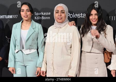 Der Cast des Dokumentarfilms FOUR DAUGHTERS, Olfa Hamrouni mit ihren Toechtern Eya und Tayssir, wurde mit dem Phoenix Preis ausgezeichnet und kommt zu der Veranstaltung der Film Festival Cologne Awards *** die Besetzung des Dokumentarfilms FOUR DAUGHTERS, Olfa Hamrouni mit ihren TÖCHTERN Eya und Tayssir, wurde mit dem Phoenix-Preis ausgezeichnet und kommt zur Veranstaltung der Filmfestival Cologne Awards Stockfoto