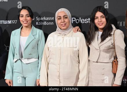 Der Cast des Dokumentarfilms FOUR DAUGHTERS, Olfa Hamrouni mit ihren Toechtern Eya und Tayssir, wurde mit dem Phoenix Preis ausgezeichnet und kommt zu der Veranstaltung der Film Festival Cologne Awards *** die Besetzung des Dokumentarfilms FOUR DAUGHTERS, Olfa Hamrouni mit ihren TÖCHTERN Eya und Tayssir, wurde mit dem Phoenix-Preis ausgezeichnet und kommt zur Veranstaltung der Filmfestival Cologne Awards Stockfoto