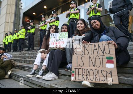 The Mailbox Birmingham, 29. Oktober 2023 – die West Midlands Police evakuierte die Mailbox und bildete eine Linie um die Eingänge, als sich am Sonntagnachmittag ein Freier palästinensermarsch versammelte. Etwa 200 Demonstranten schwenkten Fahnen und sangen „Scham über die BBC“, während Cops die Linie hielten. Das BBC hat seine Midlands Studios im Mailbox-Gebäude im Stadtzentrum von Birmingham. Verschiedene Zeichen und blutgetränkte Babypuppen wurden auch auf den Stufen des Anwesens hinterlassen. Quelle: Stop Press Media/Alamy Live News Stockfoto