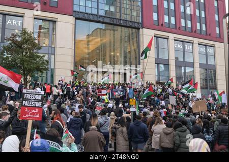 The Mailbox Birmingham, 29. Oktober 2023 – die West Midlands Police evakuierte die Mailbox und bildete eine Linie um die Eingänge, als sich am Sonntagnachmittag ein Freier palästinensermarsch versammelte. Etwa 200 Demonstranten schwenkten Fahnen und sangen „Scham über die BBC“, während Cops die Linie hielten. Das BBC hat seine Midlands Studios im Mailbox-Gebäude im Stadtzentrum von Birmingham. Verschiedene Zeichen und blutgetränkte Babypuppen wurden auch auf den Stufen des Anwesens hinterlassen. Quelle: Stop Press Media/Alamy Live News Stockfoto