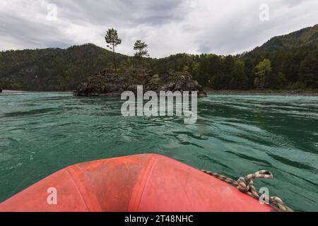 Rafting und Bootsfahrten auf dem Fluss Katun im Altai in Russland. First-Person anzeigen. Stockfoto