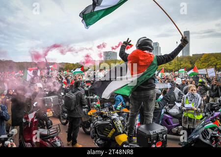 Den Haag, Niederlande. Oktober 2023. Den Haag, die Niederlande, 29. oktober 2023. Einige tausend Menschen protestierten für ein freies Palästina und gegen den Krieg in Gaza. Quelle: Pmvfoto/Alamy Live News Stockfoto