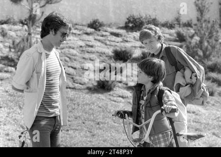 STEVEN SPIELBERG, ROBERT MACNAUGHTON UND HENRY THOMAS IN E. T. THE EXTRA-TERRESTRIAL (1982), REGIE: STEVEN SPIELBERG. Quelle: UNIVERSELLE BILDER/Album Stockfoto