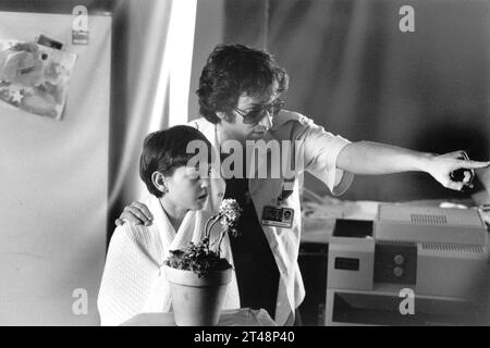 STEVEN SPIELBERG und HENRY THOMAS in E. T. DER AUSSERIRDISCHE (1982), Regie: STEVEN SPIELBERG. Quelle: UNIVERSELLE BILDER/Album Stockfoto