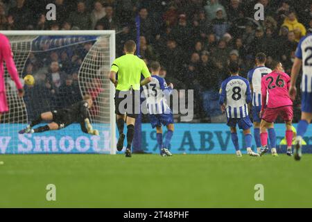 Brighton und Hove, Großbritannien. Oktober 2023. Jo‹o Palhinha aus Fulham erzielte am 29. Oktober 2023 im American Express Community Stadium, Brighton und Hove, England das Ausgleichstreffer und schaffte es 1-1 im Premier League-Spiel zwischen Brighton und Hove Albion und Fulham. Foto von Ken Sparks. Nur redaktionelle Verwendung, Lizenz für kommerzielle Nutzung erforderlich. Keine Verwendung bei Wetten, Spielen oder Publikationen eines einzelnen Clubs/einer Liga/eines Spielers. Quelle: UK Sports Pics Ltd/Alamy Live News Stockfoto