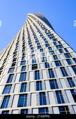 Vereinigte Arabische Emirate, Dubai, 15. April 2016. Cayan Tower, Dubais berühmter 306 m hoher Wolkenkratzer mit einer atemberaubenden 90-Grad-Drehung Stockfoto