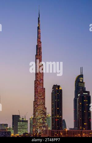 Vereinigte Arabische Emirate, Dubai, 13. Mai 2016. Der Burj Khalifa glänzt mit einem rekordverdächtigen LED-Display, ein visuelles Wunder. Stockfoto