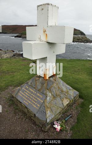 Das Thousla-Kreuz zum Gedenken an die Rettung der Besatzung der Jeane St Charles im Jahr 1858 mit Blick auf den Sound und das Kalb des Menschen auf der Isle of man. Stockfoto