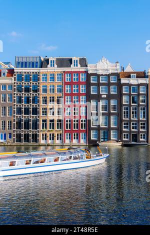 Ikonischer Blick auf traditionelle alte Gebäude in Amsterdam, Niederlande Stockfoto