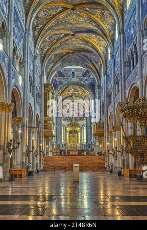 Parma, Italien - 11. Februar 2020: Das Schiff der Kathedrale Santa Maria Assunta Stockfoto