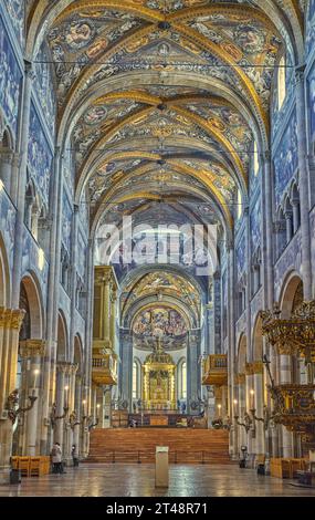 Parma, Italien - 11. Februar 2020: Das Schiff der Kathedrale Santa Maria Assunta Stockfoto