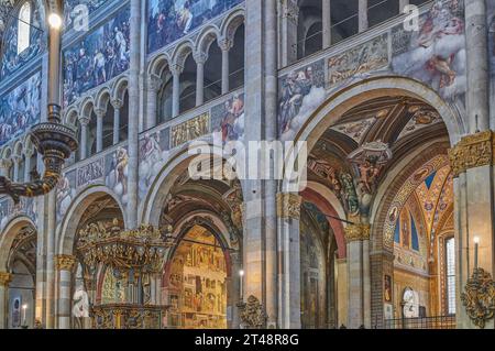 Parma, Italien - 11. Februar 2020: Detail der Fresken des Kirchenschiffs der Kathedrale Santa Maria Assunta Stockfoto