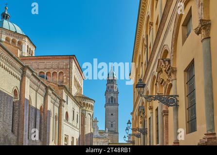 Parma, Italien, Blick auf den Glockenturm der Kirche San Giovanni mit der Seitenfassade der Kathedrale auf der linken Seite und einem alten Adelspalast auf der Stockfoto