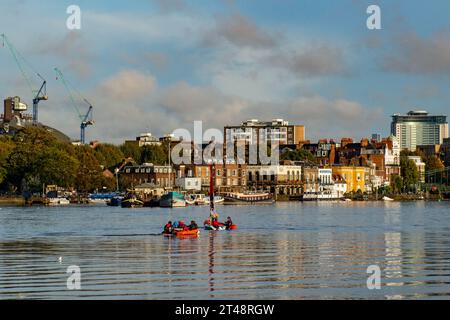 London, Großbritannien. Oktober 2023. Kanufahrer und High Tide in der Chiswick Mall. Eine außergewöhnlich hohe Flut bedeckt die Straße in der Chiswick Mall und Kanufahrer wagen sich entlang des Flusses. Quelle: Peter Hogan/Alamy Live News Stockfoto