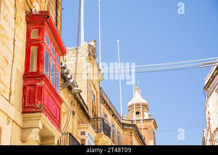 Geschlossene und typisch maltesische Balkone mit dem Namen Gallarija Stockfoto