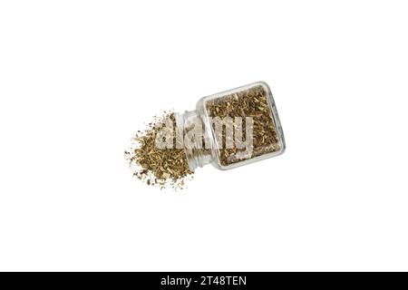 Trockenes Tansy-Kraut im lateinischen Tanacetum vulgare, das aus Glasgefäß fällt, isoliert auf weißem Hintergrund. Stockfoto