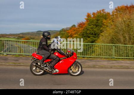 1995 90er Jahre Red Ducati Sports Petrol 904 ccm Motorrad über die Autobahnbrücke im Großraum Manchester, Großbritannien Stockfoto