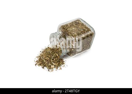 Trockenes Tansy-Kraut im lateinischen Tanacetum vulgare, das aus Glasgefäß fällt, isoliert auf weißem Hintergrund. Stockfoto