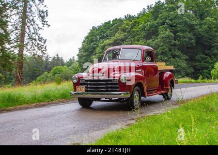 1951 50er Jahre American Red Chevrolet Chevrolet Car Benziner 3859 ccm; Ankunft auf der Holker Hall Oldtimer-Ausstellung, Großbritannien Stockfoto