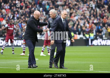 London, Großbritannien. Oktober 2023. Sean Dyche, David Moyes, Manager von West Ham United und Sir Geoff Hurst verließen das Spielfeld nach einer kurzen Erinnerung an den verstorbenen Sir Bobby Charlton, den Bill Kenwright, bevor West Ham United und Everton im London Stadium im Queen Elizabeth Olympic Park in der Premier League spielen. London, England am 29. Oktober 2023. Foto von Josh Smith. Nur redaktionelle Verwendung, Lizenz für kommerzielle Nutzung erforderlich. Keine Verwendung bei Wetten, Spielen oder Publikationen eines einzelnen Clubs/einer Liga/eines Spielers. Quelle: UK Sports Pics Ltd/Alamy Live News Stockfoto