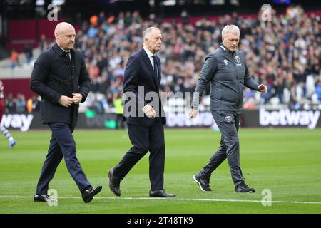 London, Großbritannien. Oktober 2023. Sean Dyche, David Moyes, Manager von West Ham United und Sir Geoff Hurst verließen das Spielfeld nach einer kurzen Erinnerung an den verstorbenen Sir Bobby Charlton, den Bill Kenwright, bevor West Ham United und Everton im London Stadium im Queen Elizabeth Olympic Park in der Premier League spielen. London, England am 29. Oktober 2023. Foto von Josh Smith. Nur redaktionelle Verwendung, Lizenz für kommerzielle Nutzung erforderlich. Keine Verwendung bei Wetten, Spielen oder Publikationen eines einzelnen Clubs/einer Liga/eines Spielers. Quelle: UK Sports Pics Ltd/Alamy Live News Stockfoto