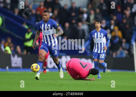 Brighton und Hove, Großbritannien. Oktober 2023. Igor Julio aus Brighton & Hove Albion besiegt Raœl Jimnez aus Fulham im Premier League-Spiel zwischen Brighton und Hove Albion und Fulham im American Express Community Stadium, Brighton und Hove, England am 29. Oktober 2023. Foto von Ken Sparks. Nur redaktionelle Verwendung, Lizenz für kommerzielle Nutzung erforderlich. Keine Verwendung bei Wetten, Spielen oder Publikationen eines einzelnen Clubs/einer Liga/eines Spielers. Quelle: UK Sports Pics Ltd/Alamy Live News Stockfoto