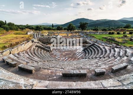 Theaterbau im antiken Messene, Präfektur Messinia, Peloponnes, Griechenland. Das antike Messini wurde 371 v. Chr. nach dem thebanischen General gegründet Stockfoto