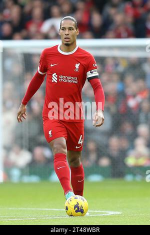 Liverpool, Großbritannien. Oktober 2023. Virgil van Dijk aus Liverpool in Aktion. Spiel der Premier League, Liverpool gegen Nottingham Forest in Anfield in Liverpool am Sonntag, den 29. Oktober 2023. Dieses Bild darf nur für redaktionelle Zwecke verwendet werden. Nur redaktionelle Verwendung, Bild von Chris Stading/Andrew Orchard Sportfotografie/Alamy Live News Credit: Andrew Orchard Sportfotografie/Alamy Live News Stockfoto