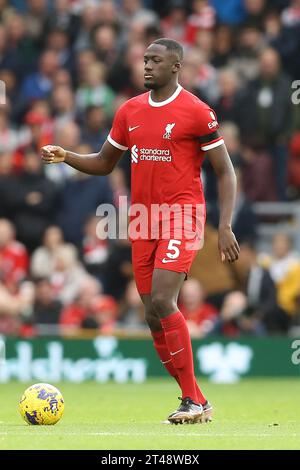 Liverpool, Großbritannien. Oktober 2023. Ibrahima Konate aus Liverpool in Aktion. Spiel der Premier League, Liverpool gegen Nottingham Forest in Anfield in Liverpool am Sonntag, den 29. Oktober 2023. Dieses Bild darf nur für redaktionelle Zwecke verwendet werden. Nur redaktionelle Verwendung, Bild von Chris Stading/Andrew Orchard Sportfotografie/Alamy Live News Credit: Andrew Orchard Sportfotografie/Alamy Live News Stockfoto