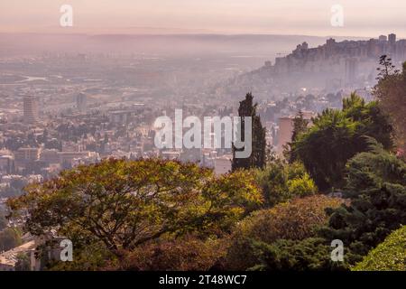 Der Panoramablick auf die Wohn- und Industrieviertel von Haifa, einer Stadt im Norden Israels. Stockfoto