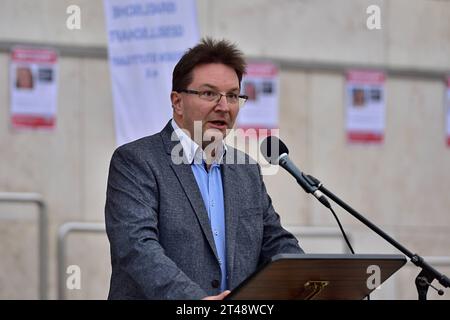 29.10.2023 Israel Demo Pro Israelische Kundgebung auf dem Stuttgarter Marktplatz. Etwa 1500 Menschen nahmen Teil, unter den Rednern waren Bundesminister Cem Özdemir, Rabbiner Jahuda Puschkin und Antisemitismusbeauftragter Michael Blume. Stuttgart Marktplatz Baden Württemberg Deutschland *** 29 10 2023 Israel Demo Pro-Israel-Rallye auf dem Stuttgarter Marktplatz rund 1500 Personen nahmen Teil, darunter Bundesminister Cem Özdemir, Rabbi Yahuda Puschkin und Antisemitismus-kommissar Michael Blume Stuttgart Marktplatz Baden Württemberg Deutschland Stockfoto