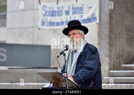 29.10.2023 Israel Demo Pro Israelische Kundgebung auf dem Stuttgarter Marktplatz. Etwa 1500 Menschen nahmen Teil, unter den Rednern waren Bundesminister Cem Özdemir, Rabbiner Jahuda Puschkin und Antisemitismusbeauftragter Michael Blume. Stuttgart Marktplatz Baden Württemberg Deutschland *** 29 10 2023 Israel Demo Pro-Israel-Rallye auf dem Stuttgarter Marktplatz rund 1500 Personen nahmen Teil, darunter Bundesminister Cem Özdemir, Rabbi Yahuda Puschkin und Antisemitismus-kommissar Michael Blume Stuttgart Marktplatz Baden Württemberg Deutschland Stockfoto