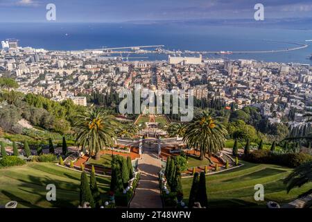 Die Bahai Gärten und der Schrein des Bab über der israelischen Stadt Haifa, Marinehafen, Innenstadt und Mittelmeer. Die Bahai Gärten und der Schrein von t Stockfoto