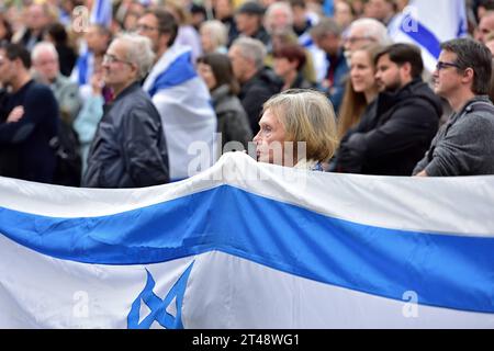 29.10.2023 Israel Demo Pro Israelische Kundgebung auf dem Stuttgarter Marktplatz. Etwa 1500 Menschen nahmen Teil, unter den Rednern waren Bundesminister Cem Özdemir, Rabbiner Jahuda Puschkin und Antisemitismusbeauftragter Michael Blume. Stuttgart Marktplatz Baden Württemberg Deutschland *** 29 10 2023 Israel Demo Pro-Israel-Rallye auf dem Stuttgarter Marktplatz rund 1500 Personen nahmen Teil, darunter Bundesminister Cem Özdemir, Rabbi Yahuda Puschkin und Antisemitismus-kommissar Michael Blume Stuttgart Marktplatz Baden Württemberg Deutschland Stockfoto